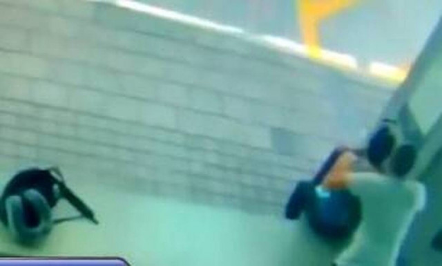 ΗΠΑ: Άνδρας προσπαθεί να στραγγαλίσει γυναίκα με κορδόνι σε στάση λεωφορείου - Βίντεο ντοκουμέντο