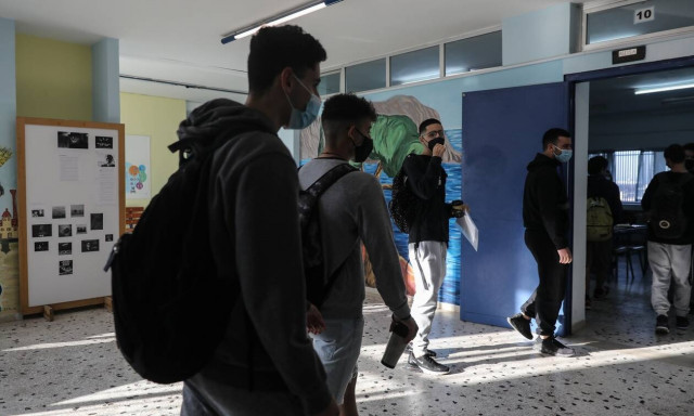 Ανησυχία για τα σχολεία: Πιο εύκολο να νοσήσει το 50% των παιδιών σε μια τάξη λόγω της Όμικρον