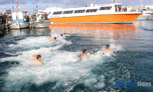 Θεοφάνεια: Με λαμπρότητα και ανοιξιάτικο καιρό ο εορτασμός στη Νάξο