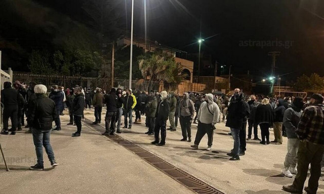 Χίος: Μεγάλη κινητοποίηση στο λιμάνι - Ένταση το βράδυ στα Μεστά για τη νέα δομή