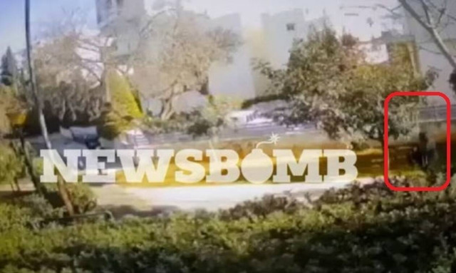 Αποκλειστικές εικόνες από την εγκατάλειψη του βρέφους στο Χαλάνδρι παρουσιάζει το Newsbomb.gr