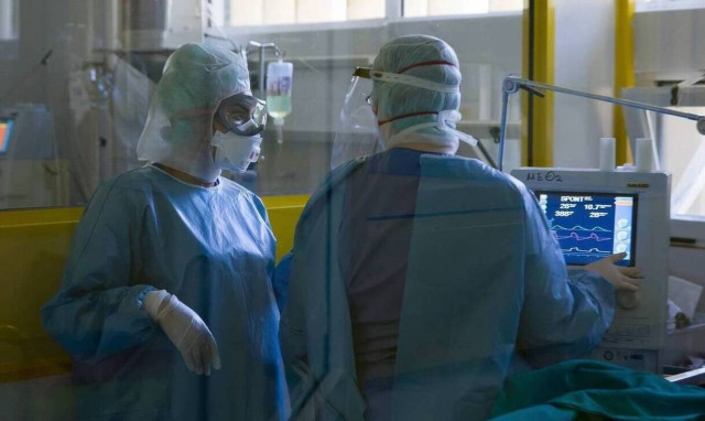 Κορονοϊός: «Στενάζουν» τα νοσοκομεία - Στην Αττική μόνο νοσηλεύονται 46 παιδιά