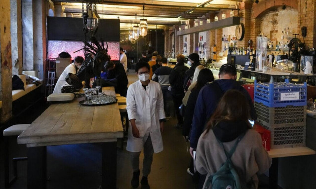 Κορονοϊός στη Γερμανία: Είσοδος στην εστίαση μόνο για όσους έχουν λάβει ενισχυτική δόση
