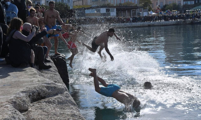 Θεοφάνεια στην Πάτρα: Ένας 23χρονος έπιασε τον Σταυρό - Τον χάρισε σε μία 9χρονη κολυμβήτρια