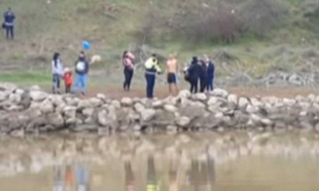 Χαμός στις Σέρρες: Αστυνομικός έλεγξε κολυμβητή στα Θεοφάνεια - Γιουχαΐσματα και χειροκροτήματα