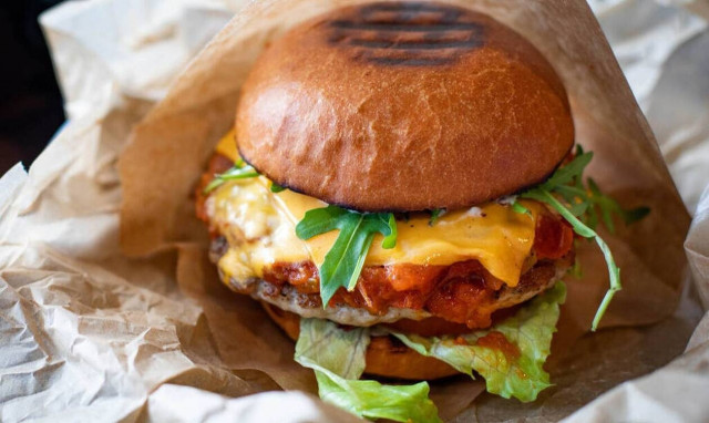 Όλος ο κόσμος μιλάει για το πεντανόστιμο μπέργκερ με ουίσκι