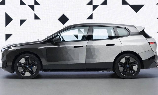 Δείτε την ΒΜW που αλλάζει διαρκώς χρώμα