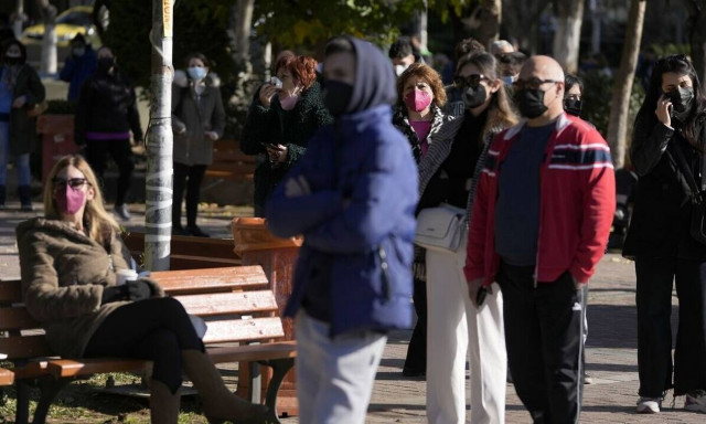 Μετάλλαξη «Ομικρον»: Αποκλιμάκωση των κρουσμάτων το επόμενο διάστημα βλέπουν οι ειδικοί