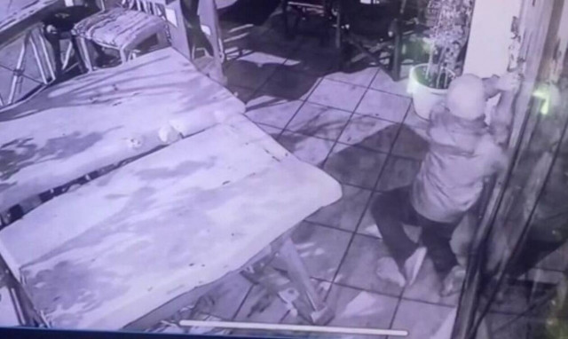 Βίντεο-ντοκουμέντο: Οι γκάφες του διαρρήκτη με τον ροζ σκούφο που «χτυπά» στα Μελίσσια