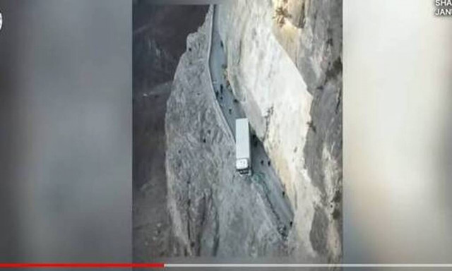 Κίνα: Φορτηγό έμεινε «κρεμασμένο» στο χείλος του γκρεμού για τρεις μέρες