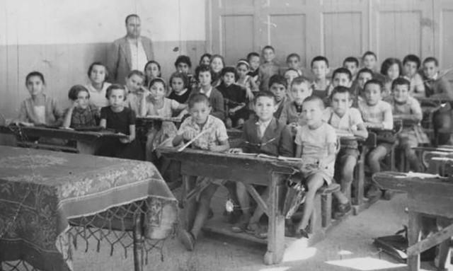 Η εποχή που τα Ελληνόπουλα καθάριζαν μόνα τους το σχολείο!