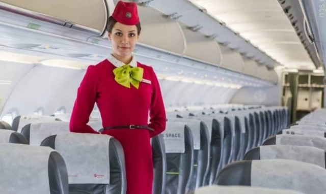 Γιατί οι αεροσυνοδοί έχουν το χέρι πίσω από την πλάτη