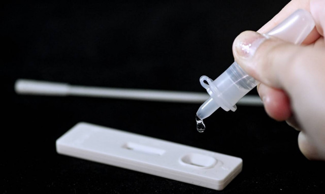 Σάλος με τα τεστ κορονοϊού: Το πρωί θετικό το self, το απόγευμα αρνητικό το rapid - Τι συμβαίνει;