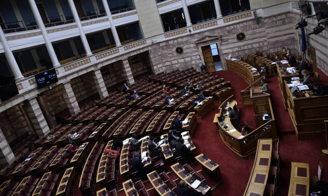 Σχολεία: Πολιτική κόντρα για το άνοιγμα και τις ελλείψεις στα self test