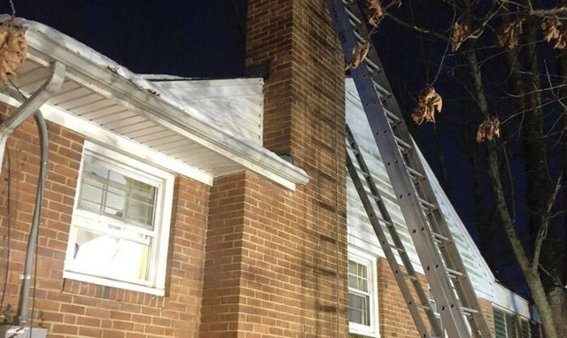 Διαρρήκτης για... κλάματα: Κόλλησε στην καμινάδα και τον απεγκλώβισε η Πυροσβεστική! (pics)