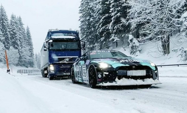 Μπορεί ένα Nissan GT-R να τραβήξει ένα φορτηγό; (vid)