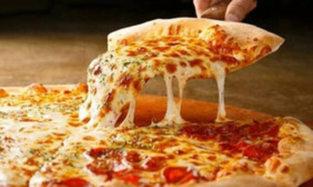 Κι όμως τόσα χρόνια κανείς δεν έτρωγε πίτσα με τον σωστό τρόπο