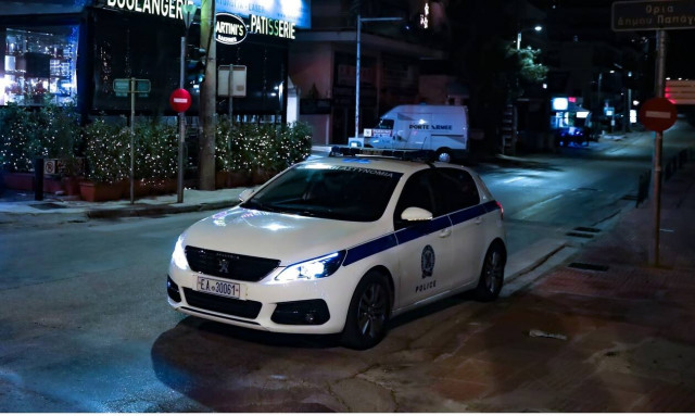 Έφοδος της ΕΛΑΣ σε μεζεδοπωλείο με ζωντανή μουσική στο Κουκάκι και wine bar στη Γλυφάδα