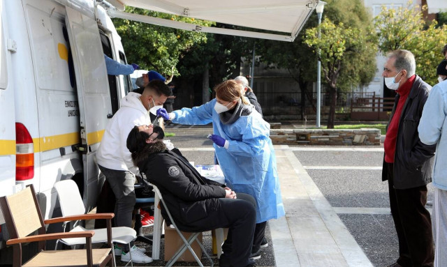 Κορονοϊός: Η κατανομή των 27.766 νέων λοιμώξεων -  9.971 στην Αττική και 2.471 στη Θεσσαλονίκη