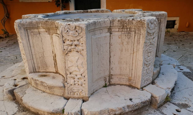 Κέρκυρα: Το βενετσιάνικο πηγάδι στην πλατεία Κρεμαστής, «πηγή» ιστορίας του νησιού