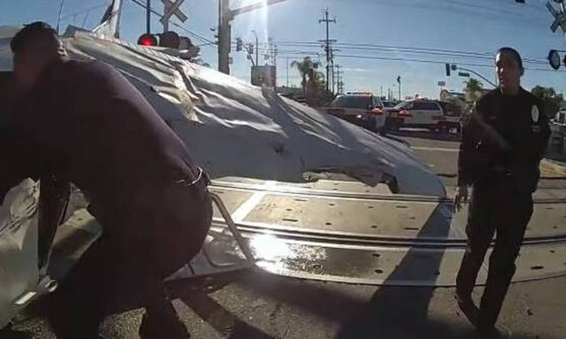 ΗΠΑ: Συγκλονιστική διάσωση πιλότου λίγο πριν τον συνθλίψει διερχόμενο τρένο - Δείτε βίντεο