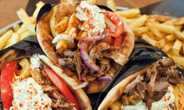 Ξέρουμε ακριβώς πόσες θερμίδες παίρνεις όταν τρως ένα σουβλάκι