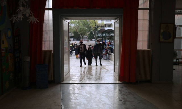 ΣΥΡΙΖΑ: Ανοσία αγέλης και όποιος επιβιώσει η τακτική Μητσοτάκη με το άνοιγμα των σχολείων