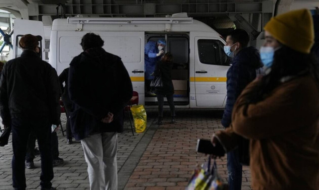 Greece confirms 32,694 new coronavirus infections on Tuesday, 80 deaths; 640 are intubated