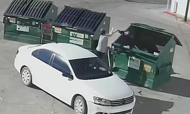 ΗΠΑ: Καρέ-καρέ οι στιγμές που γυναίκα εγκαταλείπει το βρέφος της στα σκουπίδια