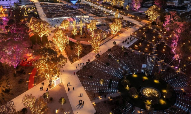 Παραμένει η λαμπερή ατμόσφαιρα στο Experience Park του Ελληνικού