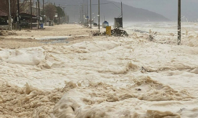 Κακοκαιρία «Διομήδης»: Ο αφρός της θάλασσας «έπνιξε» τον Αγιόκαμπο (pics - vid)