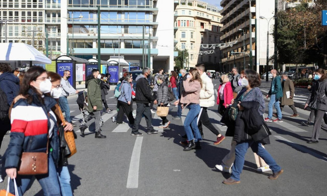 Η μετάλλαξη Όμικρον σαρώνει παντού αλλά πάμε σε χαλάρωση των μέτρων – Το σκεπτικό