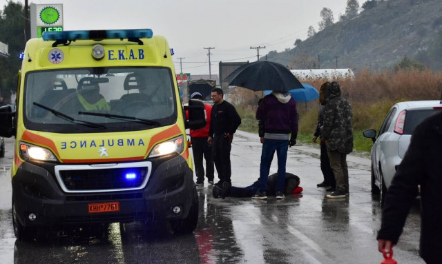Tροχαίο στην Ηλιούπολη: Αυτοκίνητο «καρφώθηκε» σε κολώνα, στο νοσοκομείο ο οδηγός