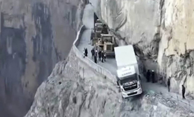 Ένα φορτηγό κρέμεται για τρεις μέρες σε έναν γκρεμό