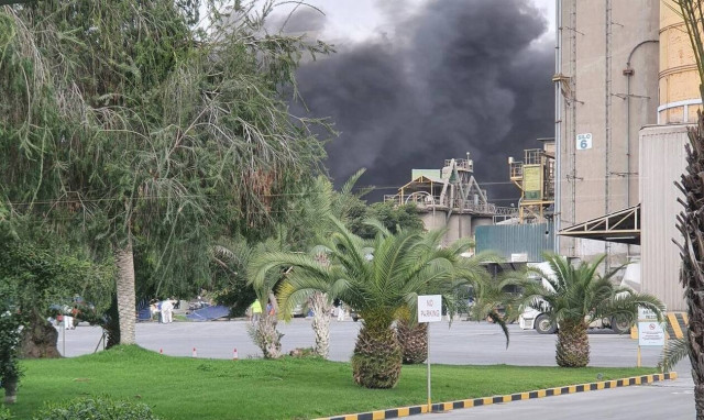 Κύπρος: Πυρκαγιά σε αποθήκη - Μαύροι καπνοί σκέπασαν το Βασιλικό (vid)