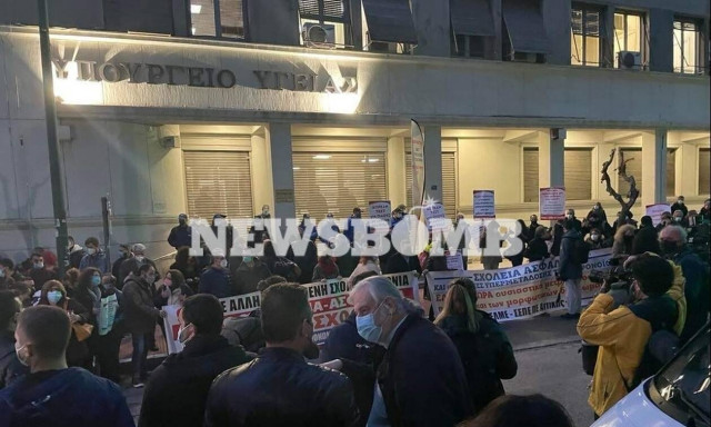 Σχολεία: Γονείς και φοιτητές έκαναν διαμαρτυρία στο υπουργείο Υγείας - «Δωρεάν τεστ για όλους»