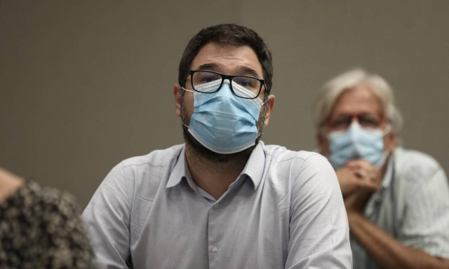 Ηλιόπουλος: Έως και σύλλογος γονέων εκθέτει την κυβέρνηση και επιβεβαιώνει την κερδοσκοπία των PCR