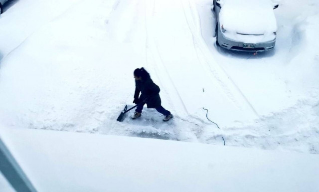Καναδάς: Σάλος για πολιτικό που άφησε τη νοσηλεύτρια γυναίκα του να ξεχιονίζει μετά από 12ωρη βάρδια