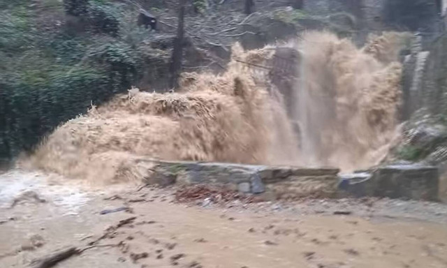 Κακοκαιρία Διομήδης: «Σαρώνει» με ισχυρές βροχοπτώσεις - «Βούλιαξε» το κεντρικό πάρκινγκ Μακρινίτσας