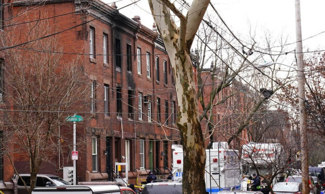 ΗΠΑ: Από χριστουγεννιάτικο δέντρο ξεκίνησε η πολύνεκρη πυρκαγιά στη Φιλαδέλφεια