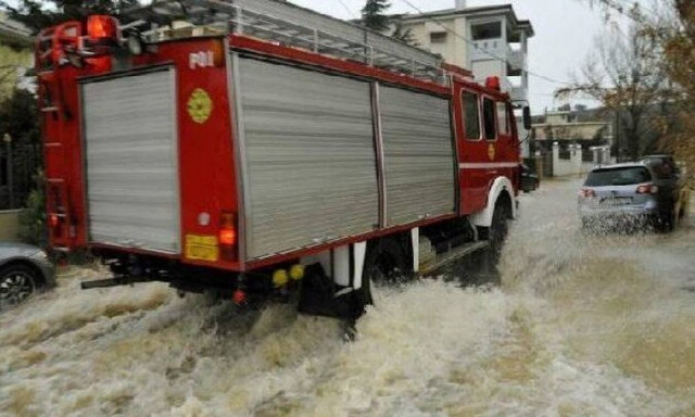 Λάρισα: Πολλά προβλήματα εξαιτίας της κακοκαιρίας «Διομήδης» – Εγκλωβίστηκαν οδηγοί (video)