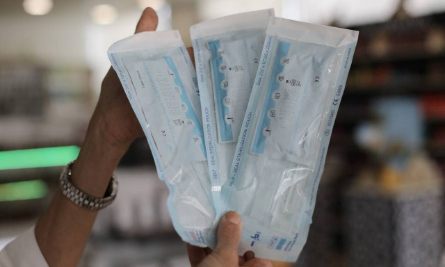 Προειδοποίηση FDA: Μη χρησιμοποιείτε τα γρήγορα self test στον λαιμό αντί για τη μύτη