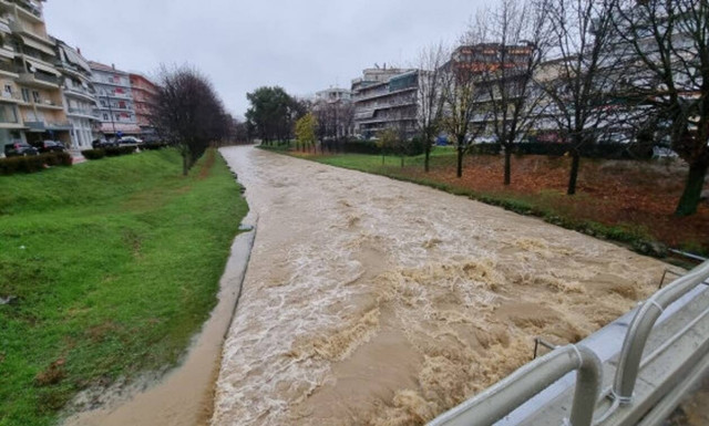Κακοκαιρία Διομήδης: Συναγερμός στα Τρίκαλα - Yπερχείλισε ο Ληθαίος ποταμός