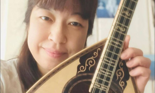 Η Γιαπωνέζα που λατρεύει το ρεμπέτικο κι ένα live στο facebook με οχτώ ...γιαπωνέζικα μπουζούκια!