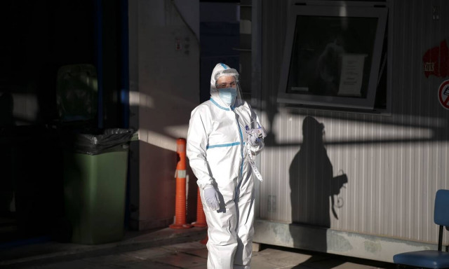 «Βόμβα» Βασιλακόπουλου: Δεν είναι σίγουρο ότι κάθε νέα μετάλλαξη θα είναι πιο αδύναμη