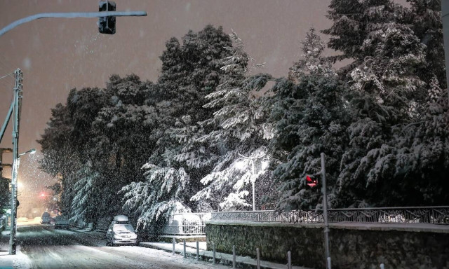 Καιρός τώρα: Χιονίζει στα βόρεια προάστια της Αττικής - Μεγάλη κινητοποίηση του κρατικού μηχανισμού