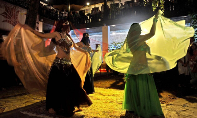 Aίγυπτος: Δασκάλα απολύθηκε επειδή χόρεψε δημόσια χορό της κοιλίας -  Η απίστευτη περιπέτειά της