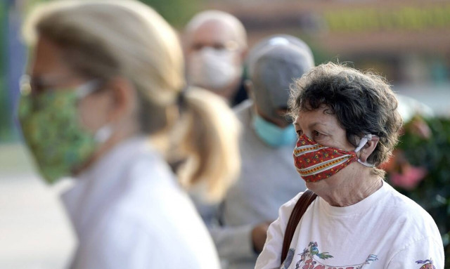 Covid-19: Πόση ώρα παραμένει μολυσματικός ο ιός στον αέρα - Νέα έρευνα για τη μεταδοτικότητα