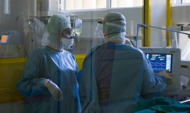 Κορονοϊός - Μεγάλη πίεση στο ΕΣΥ: Το 18% των κρουσμάτων αποτελούν οι ηλικίες 4-18 ετών