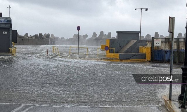 Κακοκαιρία «Διομήδης»: Η θάλασσα... βγήκε στη στεριά στο Ρέθυμνο (pics)